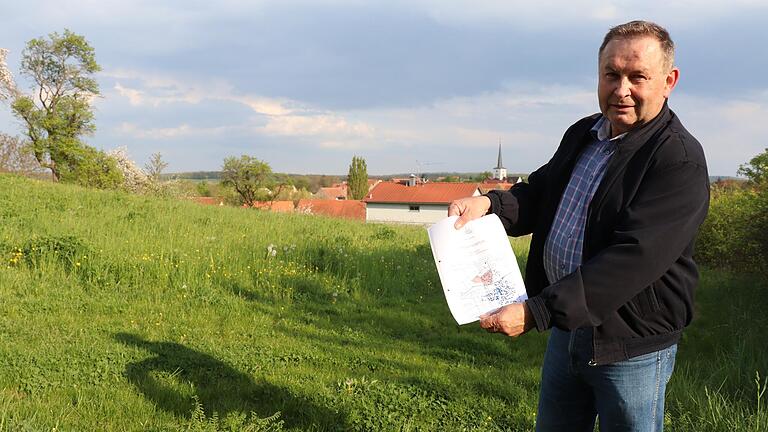 Auf unsicherem Terrain: Hoch über Hellmitzheim zeigt Stadtteilreferent Hans Brummer den alten Plan für das Baugebiet Adelsberg. Direkt unter ihm befindet sich der Gipsstollen.&nbsp;