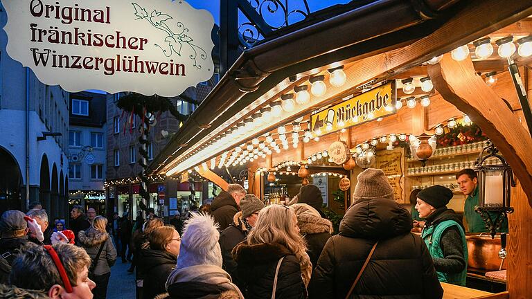 Die Glühweinstände ziehen trotz steigender Preise jedes Jahr die Besucherinnen und Besucher des Würzburger Weihnachtsmarktes an.