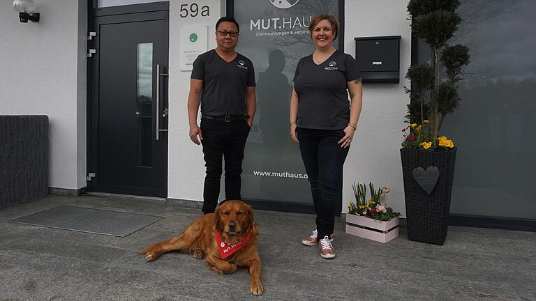 Tam und Melanie Nguyen haben den ehemaligen Bischofsheimer Hof zum 'Mut.Haus', einem Seminarhaus umgebaut. Gemeinsam mit Hund Youko freuen sie sich auf ihre Gäste. Tam und Melanie Nguyen haben den ehemaligen Bischofsheimer Hof zum 'Mut.Haus', einem Seminarhaus umgebaut. Gemeinsam mit Hund Youko freuen sie sich auf ihre Gäste.