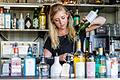Barkeeperinnen und&nbsp; Barkeeper verraten jeweils zwei Lieblingscocktails für den Sommer – einer alkoholisch, einer ohne Alkohol. Hier zu Besuch bei Mole 9 in Schweinfurt. Eileen Hetterich (Betriebsleiterin) beim Mixen des alkoholfreien Cocktails „Virgin Caipi“.