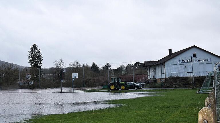 Land unter beim TSV Euerdorf       -  So sah es am Mittwochnachmittag aus beim TSV Euerdorf.