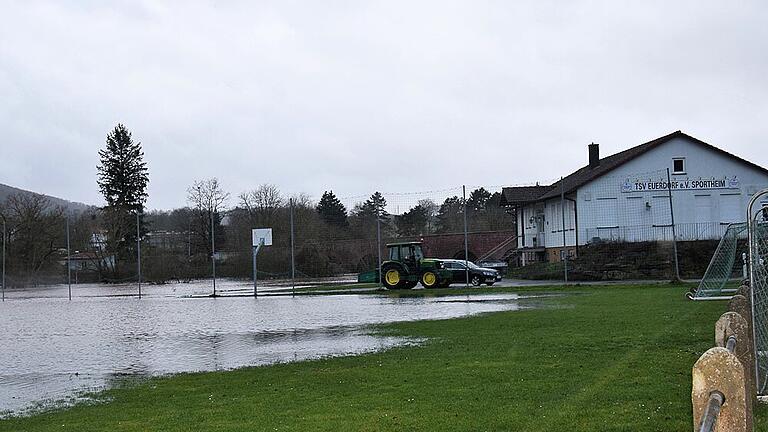 Land unter beim TSV Euerdorf - So sah es am Mittwochnachmittag aus beim TSV Euerdorf. Land unter beim TSV Euerdorf - So sah es am Mittwochnachmittag aus beim TSV Euerdorf.