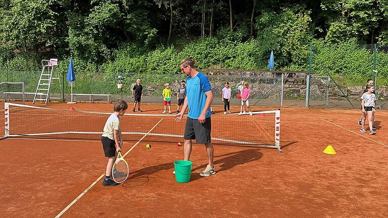 Jugendwart Hans-Jörg Kress in Aktion beim Schnupper Tennistag der Sinngrundschule.