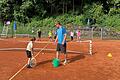 Jugendwart Hans-Jörg Kress in Aktion beim Schnupper Tennistag der Sinngrundschule.