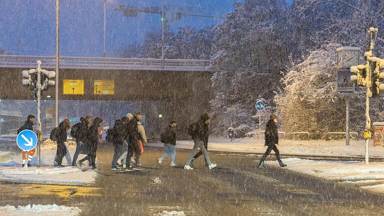 Vor allem im Winter kommt es immer wieder zu witterungsbedingten Schulausfällen. Das Landratsamt Main-Spessart erklärt, woher Eltern sowie Schülerinnen und Schüler im Zweifelsfall die wichtigsten Informationen bekommen.