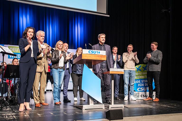 Das Team CSU Unterfranken scharte sich gerne um Parteichef Markus Söder. Auch (von links) Dorothee Bär, Bezirks-Vorsitzender und MdL Steffen Vogel, MdB Andrea Lindholz , MdB Alexander Hoffmann und der CSU-Kreisvorsitzende Christof Herbert (rechts) zählten sich dazu. Das Team CSU Unterfranken scharte sich gerne um Parteichef Markus Söder. Auch (von links) Dorothee Bär, Bezirks-Vorsitzender und MdL Steffen Vogel, MdB Andrea Lindholz , MdB Alexander Hoffmann und der CSU-Kreisvorsitzende Christof Herbert (rechts) zählten sich dazu.