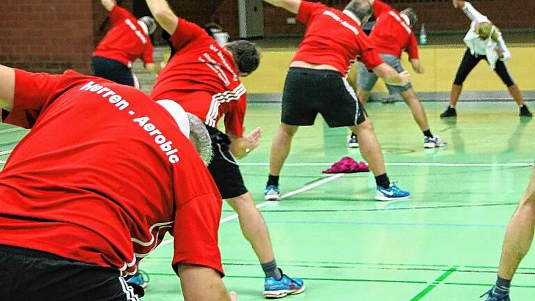 Schweißtreibend, aber effektiv: Seit 15 Jahren treffen sich die Altherren-Fußballer des SV Birkenfeld jeden Freitagabend zur Herren-Aerobic mit Jutta Schwab. Schweißtreibend, aber effektiv: Seit 15 Jahren treffen sich die Altherren-Fußballer des SV Birkenfeld jeden Freitagabend zur Herren-Aerobic mit Jutta Schwab.