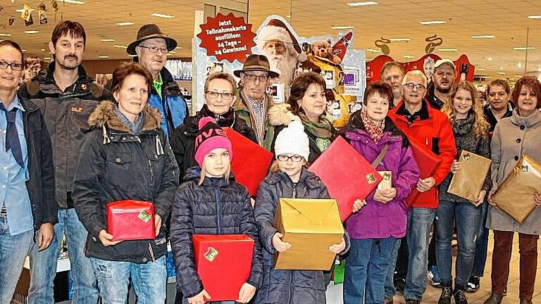 Täglich ein Gewinn im E-Center       -  (kar) Traditionsgemäß veranstaltete das E-Center Then in der Kastanienallee ein Gewinnspiel in der Adventszeit. Dabei konnten die Kunden eine Karte mit ihrer Adresse in die Glücksbox werfen. Täglich fungierte die stellvertretende Marktleiterin Nancy Klose (im Bild links) als Glücksfee und zog den Tagespreis. Der Tagesgewinner wurde informiert und zur Preisverteilung am Heiligen Abend eingeladen. Wertvolle Sachpreise (unter anderem ein Longboard) konnten die Gewinner freudig in Empfang nehmen. Den Hauptpreis vom 24. Dezember, ein Tablet, gewann Laura Kundler, die sich darüber riesig freute, denn es war die erste Teilnahme an einem Gewinnspiel überhaupt in ihrem Leben. Nancy Klose bedankte sich auch im Namen des E-Center Betreibers Ralf Then und wünschte den Kunden schöne Festtage und für das Jahr 2017 Gesundheit und Wohlergehen. Mit der Markt-Mitarbeiterin Ulrike Seufert (rechts) überreichte sie die Sachpreise. Einige Gewinner, die an diesem Tag verhindert waren, bekommen die Preise nachgereicht.