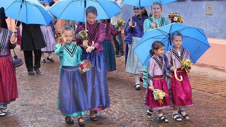 Die Trachtengruppe des Gartenbauvereins Helmstadt, erstmals auf dem Gautrachtenfest vertreten. Die Trachtengruppe des Gartenbauvereins Helmstadt, erstmals auf dem Gautrachtenfest vertreten.