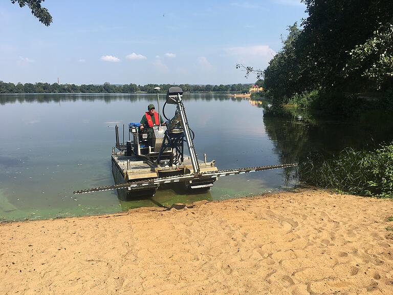 Langsam rollt das Spezialboot ins Wasser.