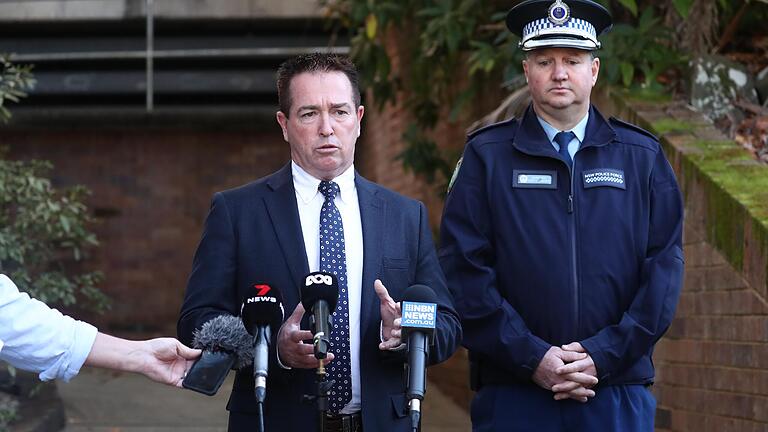 Paul Toole (links), stellvertretender Premierminister und Polizeiminister von New South Wales, und Superintendent Scott Tanner geben im Juli 2023 eine Pressekonferenz zum Fall Strobel.