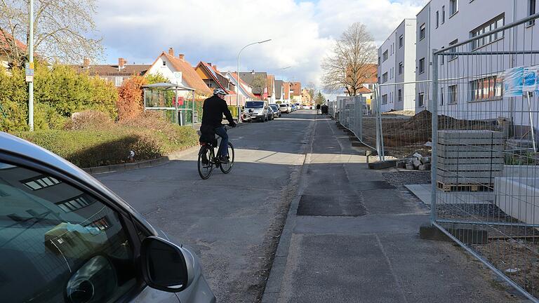 In der Breslauer Straße soll im Sommer 2024 die Sanierung der maroden Fahrbahn und Kanäle starten, nachdem jetzt eine Firma dafür gefunden ist.