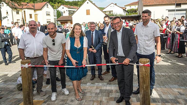 Mit dem Durchtrennen des Bandes wurde der Abschluss der Sanierung der Festhalle gefeiert. Das Bild zeigt vorne Vereinssprecher und Gemeinderat Chris Grötzner, die Räte Maximilian Beck und Verena Will, Bürgermeister Michael Freudenberger und Gemeinderat Ronny Lamprecht, dahinter die Landtagsabgeordneten Volkmar Halbleib (SPD) und Björn Jungbauer (CSU). Mit dem Durchtrennen des Bandes wurde der Abschluss der Sanierung der Festhalle gefeiert. Das Bild zeigt vorne Vereinssprecher und Gemeinderat Chris Grötzner, die Räte Maximilian Beck und Verena Will, Bürgermeister Michael Freudenberger und Gemeinderat Ronny Lamprecht, dahinter die Landtagsabgeordneten Volkmar Halbleib (SPD) und Björn Jungbauer (CSU).