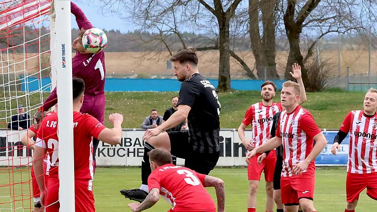 Der vermeintliche Ausgleich für Knetzgau: Dominik Heide (Mitte) köpft den Ball ins Tor, doch die Kugel hatte nach einer Ecke zuvor die Grundlinie überschritten, weshalb der Treffer nicht anerkannt wurde. Der vermeintliche Ausgleich für Knetzgau: Dominik Heide (Mitte) köpft den Ball ins Tor, doch die Kugel hatte nach einer Ecke zuvor die Grundlinie überschritten, weshalb der Treffer nicht anerkannt wurde.