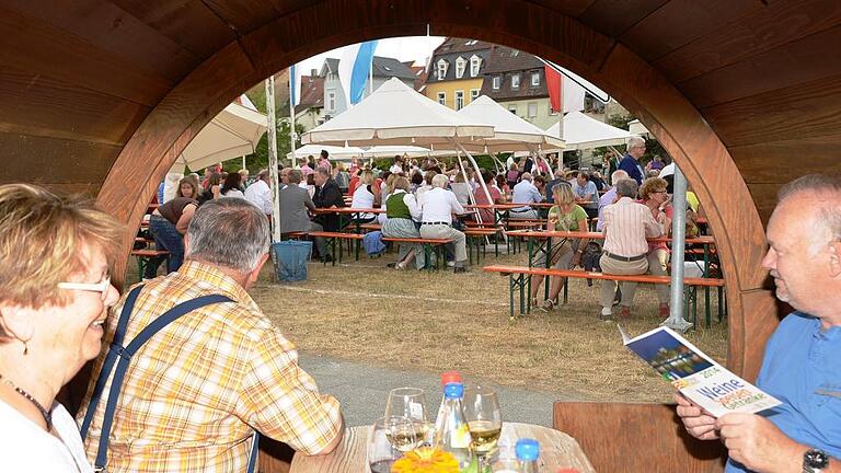 Weinfest 2014: Blick aus einem Weinfass auf das Geschehen am Mainufer.