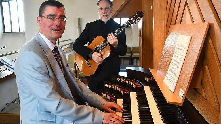 Ludger Unland mit seiner Gitarre sowie Dekanatskantor Matthias Braun auf der Klais-Orgel begeisterten mit ihrem musikalischen Muttertagsgeschenk nicht nur die weiblichen Konzertgäste in der St. Konrad Kirche.