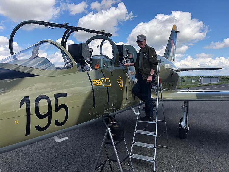 &nbsp;Hier ist Schantz vor seinem Flug mit der L-39 auf dem Flughafen Paderborn-Lippstadt zu sehen.