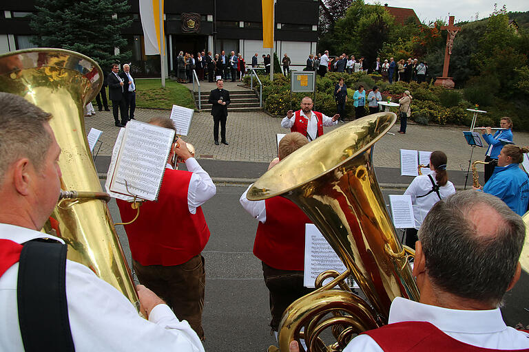 Eine musikalische Überraschung parat hatte im Anschluss an den Einführungsgottesdienst von Pfarrer Andreas Kneitz (Bildmitte) ein interkommunales Orchester mit 30 Musikern aus Leinach, Margetshöchheim und Zell, das sich auf Initiative von Martin Deiser und Heiko Rügamer selbst organisiert hatte.