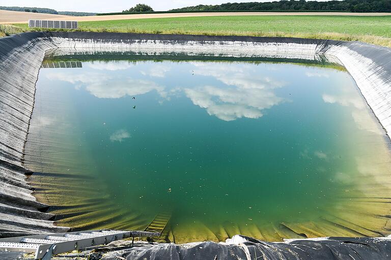 Eine Möglichkeit, um das Wasser für die Bewässerung zu speichern, sind große oberirdische Speicherbecken, wie hier beim Remlingen (Lkr. Würzburg).