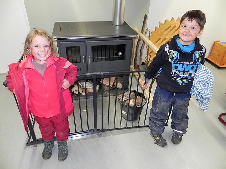 Der Holzofen ist der ganze Stolz von Amelie und Benjamin aus dem Waldkindergarten der NES-Allianz in Hohenroth.