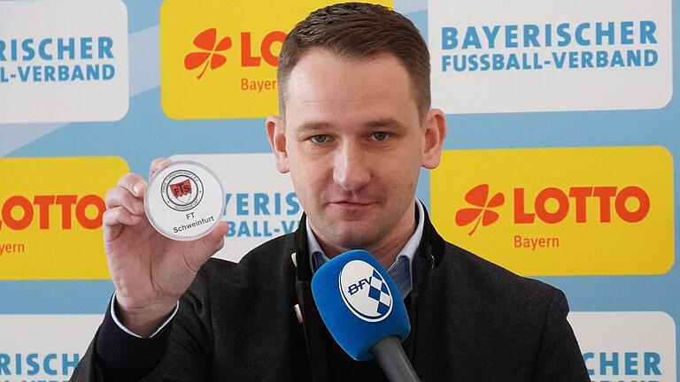 Johannes Maciejonczyk, Bürgermeister der Marktgemeinde Burgebrach, loste die FT Schweinfurt zusammen mit dem FC Oberhaid, dem SC Bubesheim und dem FC Fatih Ingolstadt in eine Vorrundengruppe.