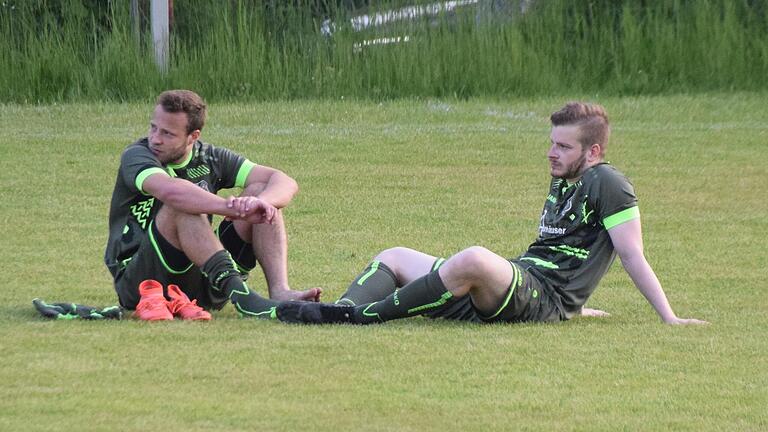 Enttäuschung nach der Niederlage am Freitagabend: Marco und Dominik Kunkel können es nicht fassen, dass ihr TSV Neuhütten-Wiesthal aus der Bezirksliga absteigen muss.