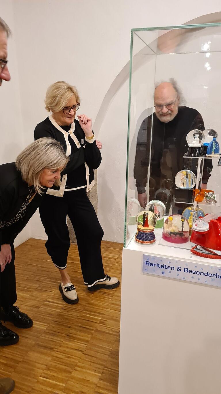 Stellvertretende Landrätin Eva Böhn, Kreiskulturmanagerin Astrid Hedrich-Scherpf und Schneekugel-Sammler Josef Kardinal beim Gang durch die Ausstellung. Stellvertretende Landrätin Eva Böhn, Kreiskulturmanagerin Astrid Hedrich-Scherpf und Schneekugel-Sammler Josef Kardinal beim Gang durch die Ausstellung.