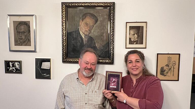 Tradition verpflichtet: Pieter und Beate Roux mit Bildern von Vater, Grußvater und Urgroßvater Fritz Mühlhölzl. Tradition verpflichtet: Pieter und Beate Roux mit Bildern von Vater, Grußvater und Urgroßvater Fritz Mühlhölzl.