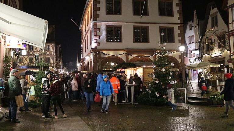 Rund um die Bude des Freundeskreises der Lohrer TSV-Fußballer (vor dem alten Rathaus) wird es dieses sehr viel ruhiger zugehen als 2019.