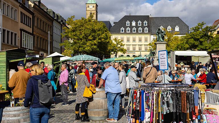 Bei strahlendem Sonnenschein strömten die Besucher gerne zum Erntedankmarkt auf dem Marktplatz. Bei strahlendem Sonnenschein strömten die Besucher gerne zum Erntedankmarkt auf dem Marktplatz.