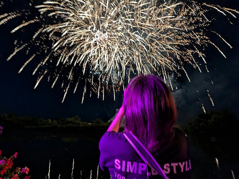 Das Feuerwerk des Kitzinger Weinfests verglühte über dem Main.