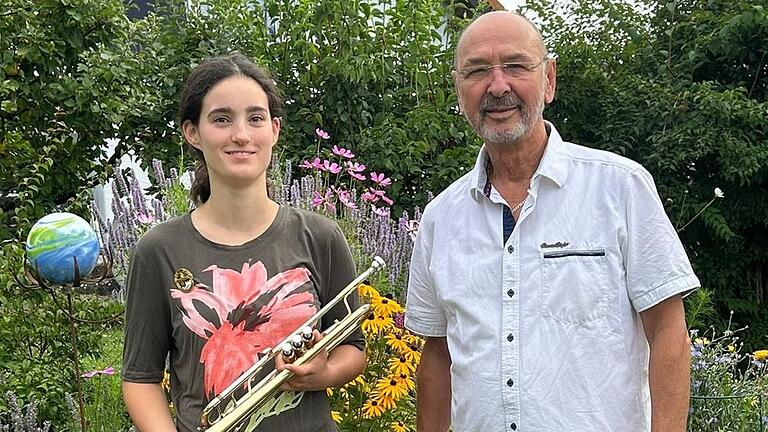 Sie freuen sich über das D3 Gold: Madlen Amersbach und Ausbilder Dieter Baier.