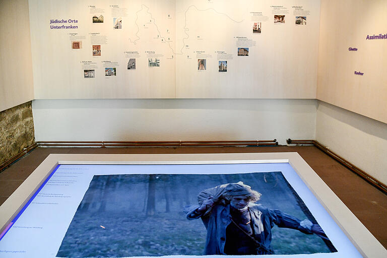 Im ersten Raum des Museums erhalten die Besucher einen Überblick über jüdische Orte in Unterfranken. Dazu läuft ein Kurzfilm, der von Juden aus der Gegend erzählt.&nbsp;