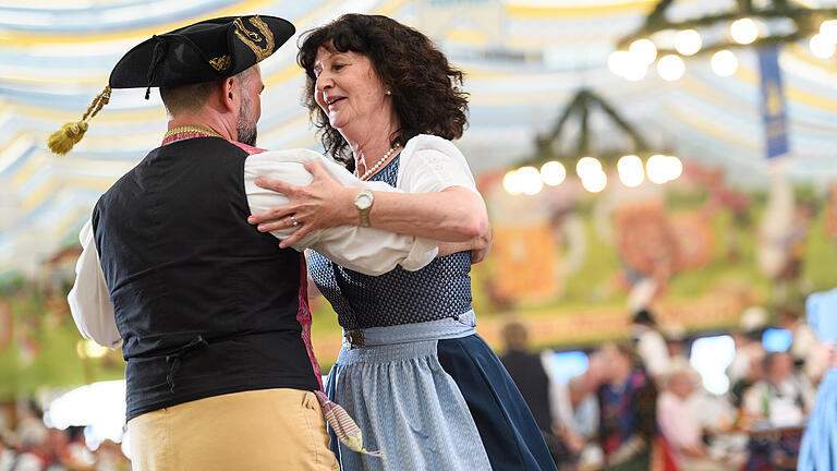 Mitglieder und Freunde von rund 20 Vereinen des Trachtenverbands Unterfranken e.V. feierten am Samstag im Festzelt der Laurenzi-Messe in Marktheidenfeld das sogenannte Gautrachtenfest. Auch Bürgermeisterin Helga Schmidt-Neder wurde zum Tanz gebeten.