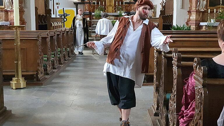 Als Malergeselle Michael in einer Paraderolle: Tobias Müller in der Pfarrkirche St. Michael.