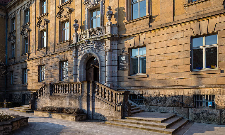 Die alte Steintreppe zum Justizpalast aus dem Jahre 1905 wird nach der Eröffnung des Neubaus nicht mehr benötigt, bleibt aber erhalten.