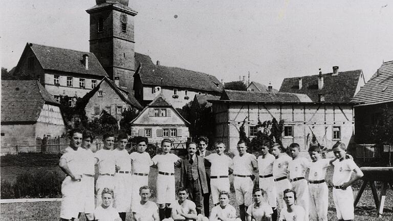 Ende der 1920er Jahre entstand dieses Bild mit den Aktiven des Turn- und Sportvereins Wiesenbronn in der heutigen Grünanlage 'Seegarten'. Mitten unter ihnen (hinten in der Mitte, mit Anzug) steht Vorsitzender Simon Fröhlich.