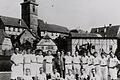 Ende der 1920er Jahre entstand dieses Bild mit den Aktiven des Turn- und Sportvereins Wiesenbronn in der heutigen Grünanlage 'Seegarten'. Mitten unter ihnen (hinten in der Mitte, mit Anzug) steht Vorsitzender Simon Fröhlich.