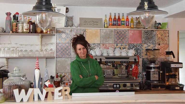 Tanja Steiner-Kaminsky bietet in ihrem Café Steinchen in Hohenroth sonntags Kuchen zum Abholen an. Aber ansonsten haben kleine Kaffeestuben komplett geschlossen.