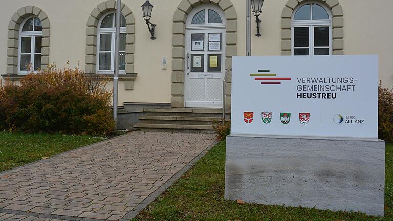 Das neue Schild vor dem Eingang der Verwaltungsgemeinschaft Heustreu in der Wetterstraße.