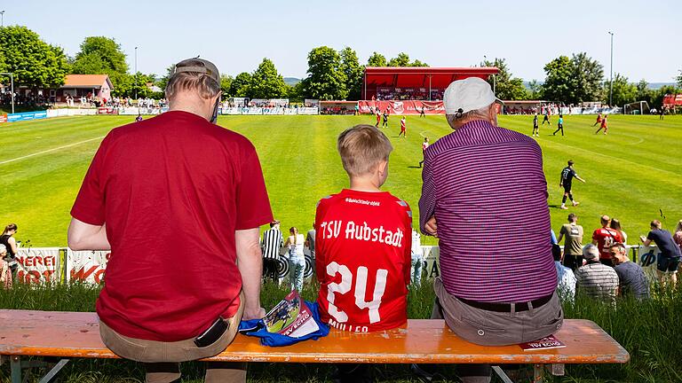 Normalität und entspannte Stimmung bei den Zuschauern und Fans des TSV Aubstadt am Samstag nach der großen Schwarzgeld Razzia.