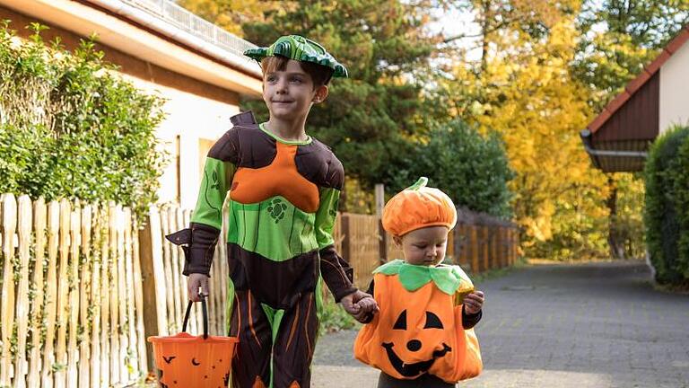 Oh, ein kleiner Kürbis! Zu Halloween verkleiden sich viele Kinder und gehen auf Süßigkeitenjagd. Foto: Christin Klose/dpa-tmn       -  Kinder wollen auch am Halloween-Spaß teilhaben. Aber welche Filme eignen sich?