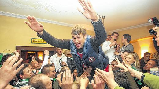 Wie ein Rockstar: Stürmer Christopher Nöthe lässt sich nach dem ersten Bundesliga-Aufstieg von den Fürther Fans tragen. Wie ein Rockstar: Stürmer Christopher Nöthe lässt sich nach dem ersten Bundesliga-Aufstieg von den Fürther Fans tragen.