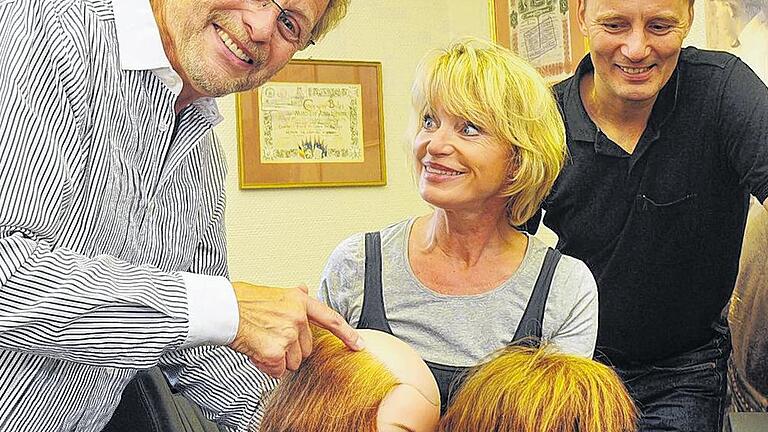 Ein eingespieltes Team: Gerd Blankenhagen, seine Ehefrau Irmtraud und Sohn Mark führen die Familientradition im Friseurhandwerk fort. Ein eingespieltes Team: Gerd Blankenhagen, seine Ehefrau Irmtraud und Sohn Mark führen die Familientradition im Friseurhandwerk fort.