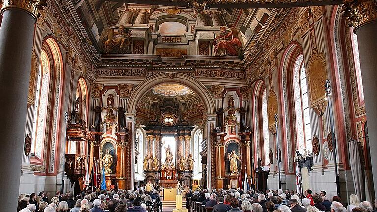 Nach Jahren der Renovierung war es im Oktober soweit: Die St. Mauritiuskirche in Wiesentheid wurde eingeweiht. Das Programm stieß auf großes Interesse.Dominik Berthel Nach Jahren der Renovierung war es im Oktober soweit: Die St. Mauritiuskirche in Wiesentheid wurde eingeweiht. Das Programm stieß auf großes Interesse.Dominik Berthel