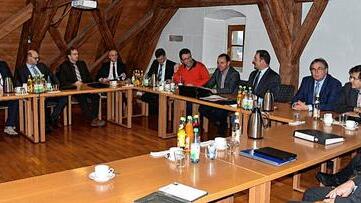 Die Bürgermeister der Mitgliedsgemeinden unterzeichneten am Montag den Gründungsvertrag des Zweckverbandes zur Fundtierbetreuung im Landkreis Haßberge.