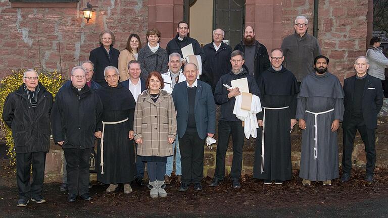 Nach dem feierlichen Gottesdienst zur offiziellen Errichtung des pastoralen Raumes Gemünden stellte sich das anwesende Pastoralteam vor der Langenprozeltener Kirche Sankt Wendelin zu einem Gruppenfoto: Untere Reihe: Pfarrer Edward Zarosa, Pfarrer Richard Englert, Diakon Heribert Ranff, Br. Paul-Maria, Pastoralreferent Thorsten Kapperer, Pastoralreferentin Edith Fecher, Religionspädagoge Uwe Breitenbach, Domkapitular Albin Krämer, Pfarrer Norbert Thoma, Guardian Br. Steffen, Br. Lawrence, Diakon Erich Höfling 
Obere Reihe: Pastoralreferent Burkhard Fecher, Pastoralassistentin Lara Bruck, Cordula Bils, Pfarrer Johannes Werst, Diakon Walter Konrad, Pastoralassistent Sebastian Walter, Diakon Anton Siegler