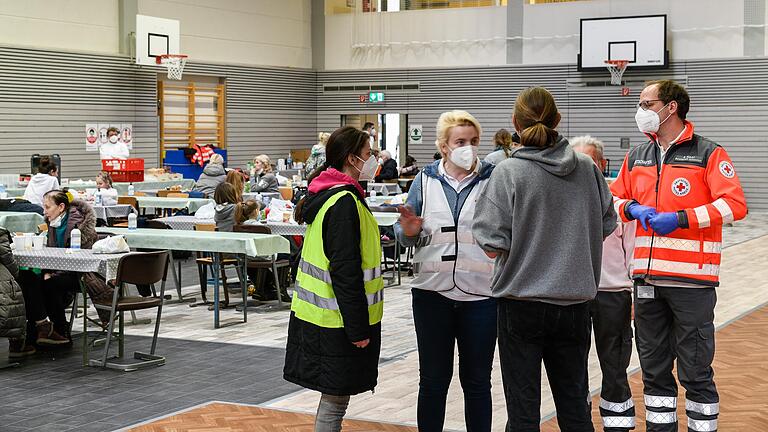 In der Turnhalle in Ochsenfurt: Auch hier wurde eine Notunterkunft für die Geflüchteten aus der Ukraine eingerichtet und sie werden von Hilfsorganisationen unterstützt.