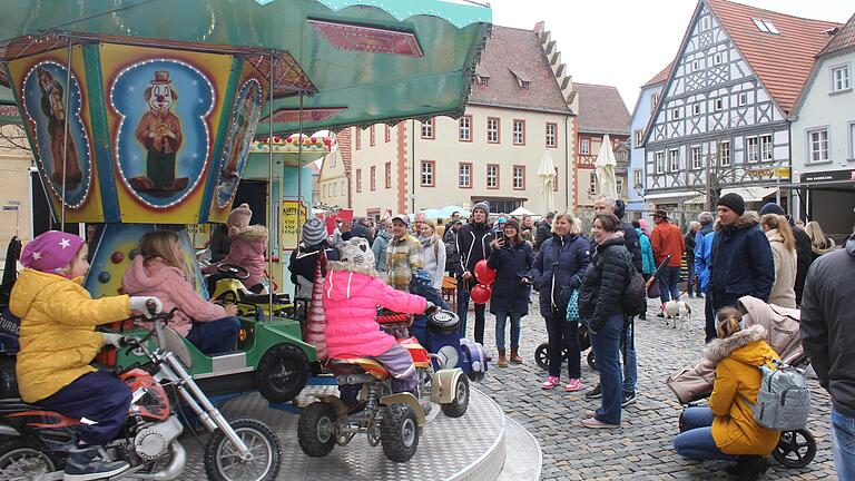 Am Marktplatz drehte sich zum Frühlingsfest in Gerolzhofen das Karussell.