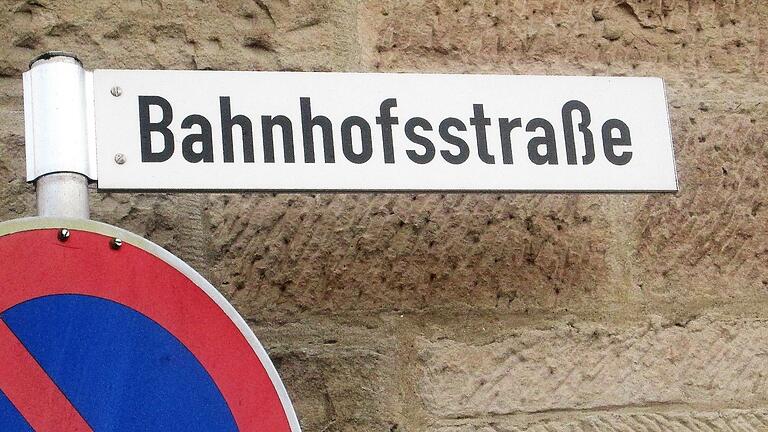 Ein sehr optimistischer Straßenname: In Geusfeld gibt es eine 'Bahnhofsstraße', doch der dazugehörige Bahnhof und die Bahnstrecke wurden letztlich nie gebaut. Ein sehr optimistischer Straßenname: In Geusfeld gibt es eine 'Bahnhofsstraße', doch der dazugehörige Bahnhof und die Bahnstrecke wurden letztlich nie gebaut.